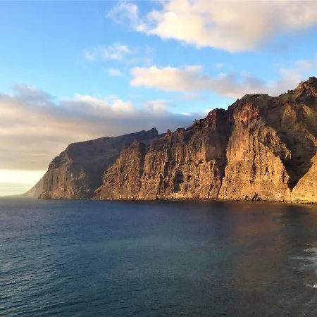Incleibles Vistas Al Oceano Y Piscina. Acantilado de los Gigantes